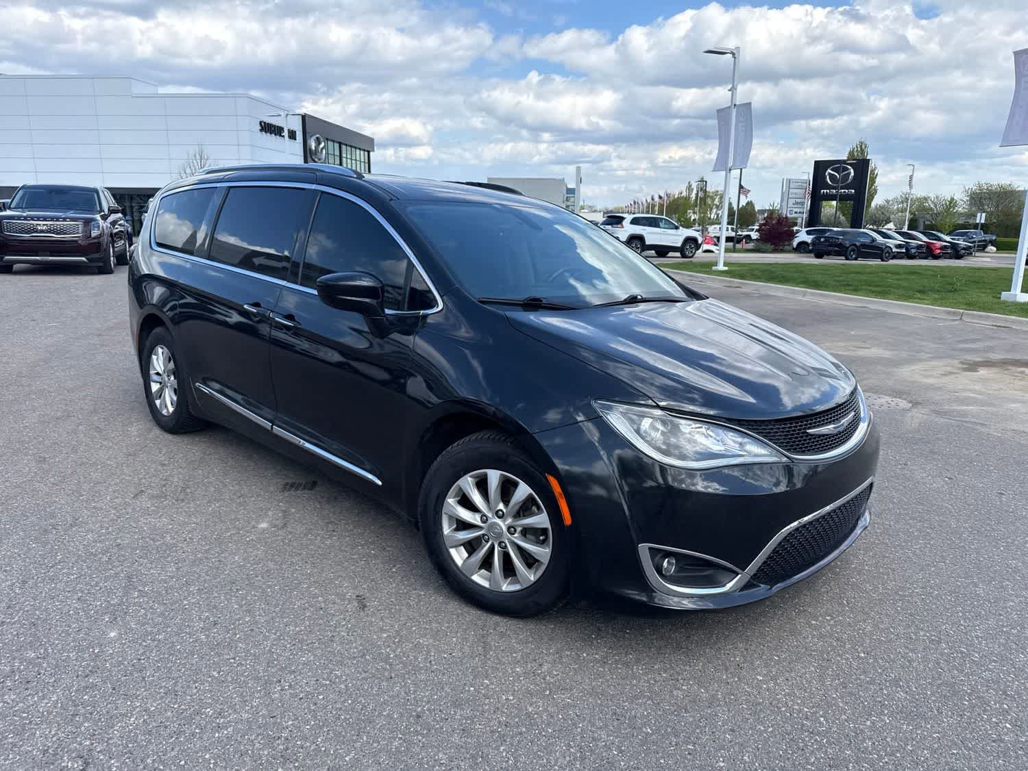 Used 2018 Chrysler Pacifica Touring-L FWD image 3