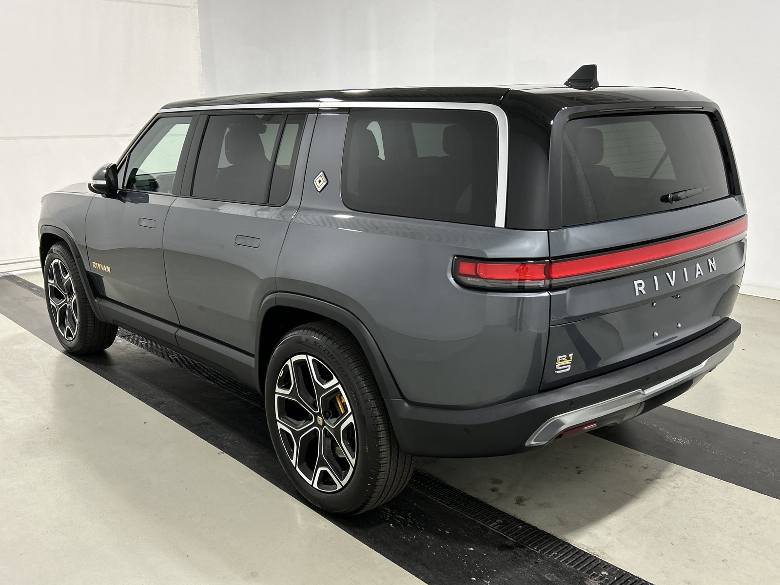 Used 2024 Rivian R1S Adventure AWD/4WD image 3