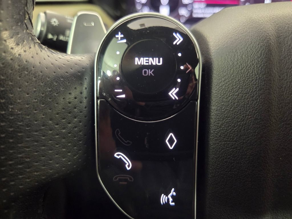 Used 2018 Land Rover Range Rover Velar R-Dynamic SE image 19