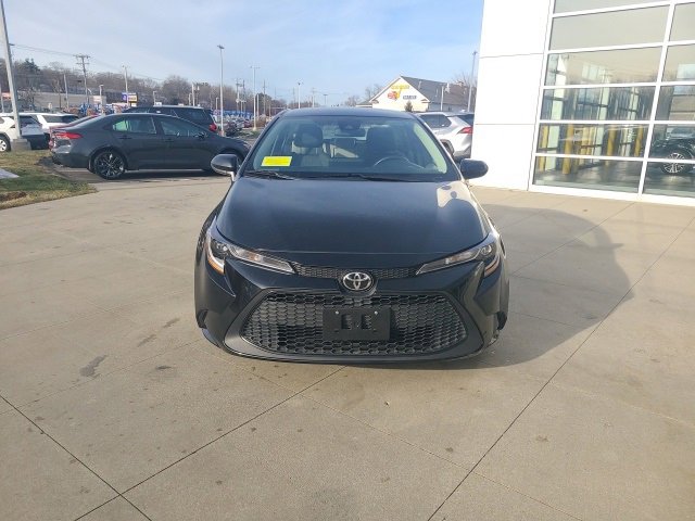 Used 2022 Toyota Corolla LE image 2