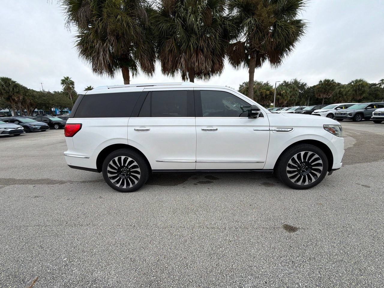 Used 2019 Lincoln Navigator Select w/ Technology Package RWD image 4