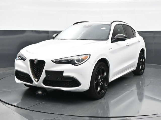Used 2022 Alfa Romeo Stelvio Veloce AWD/4WD image 5
