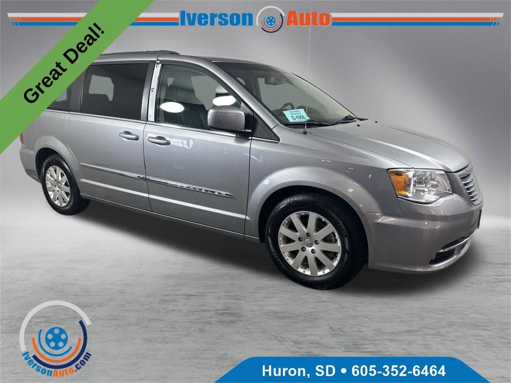 Used 2016 Chrysler Town & Country Touring image 1