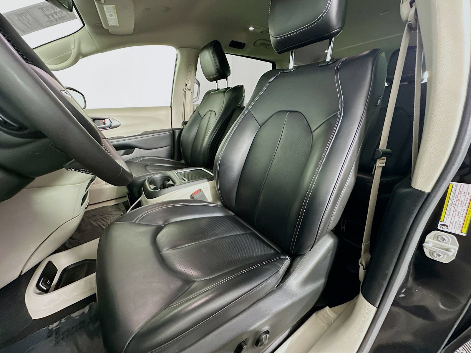 Used 2023 Chrysler Pacifica Touring-L FWD image 21