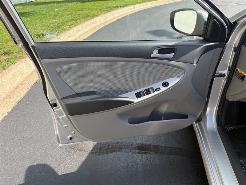 Used 2012 Hyundai Accent GLS FWD image 25