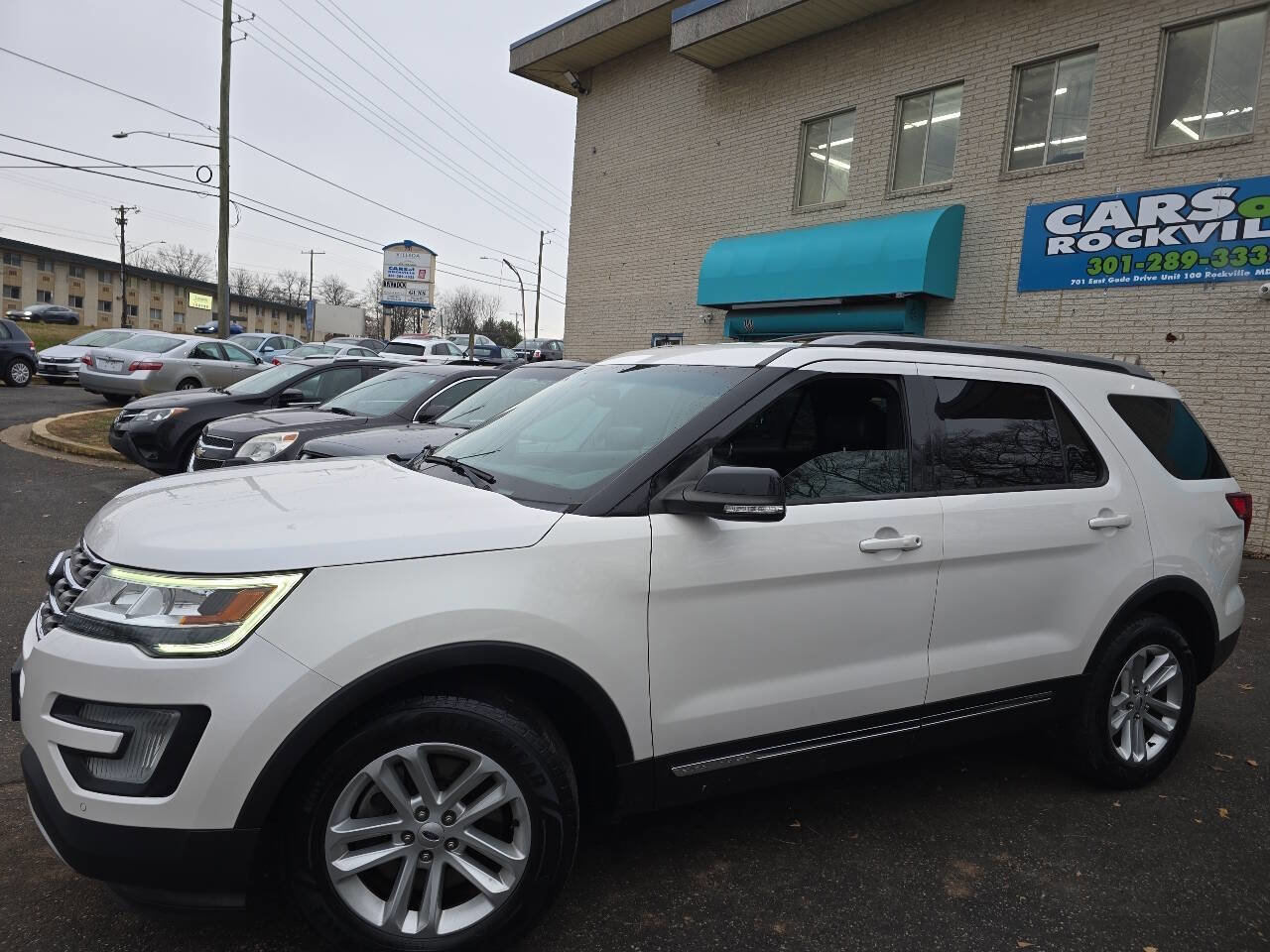 Used 2017 Ford Explorer XLT w/ Equipment Group 202A image 4