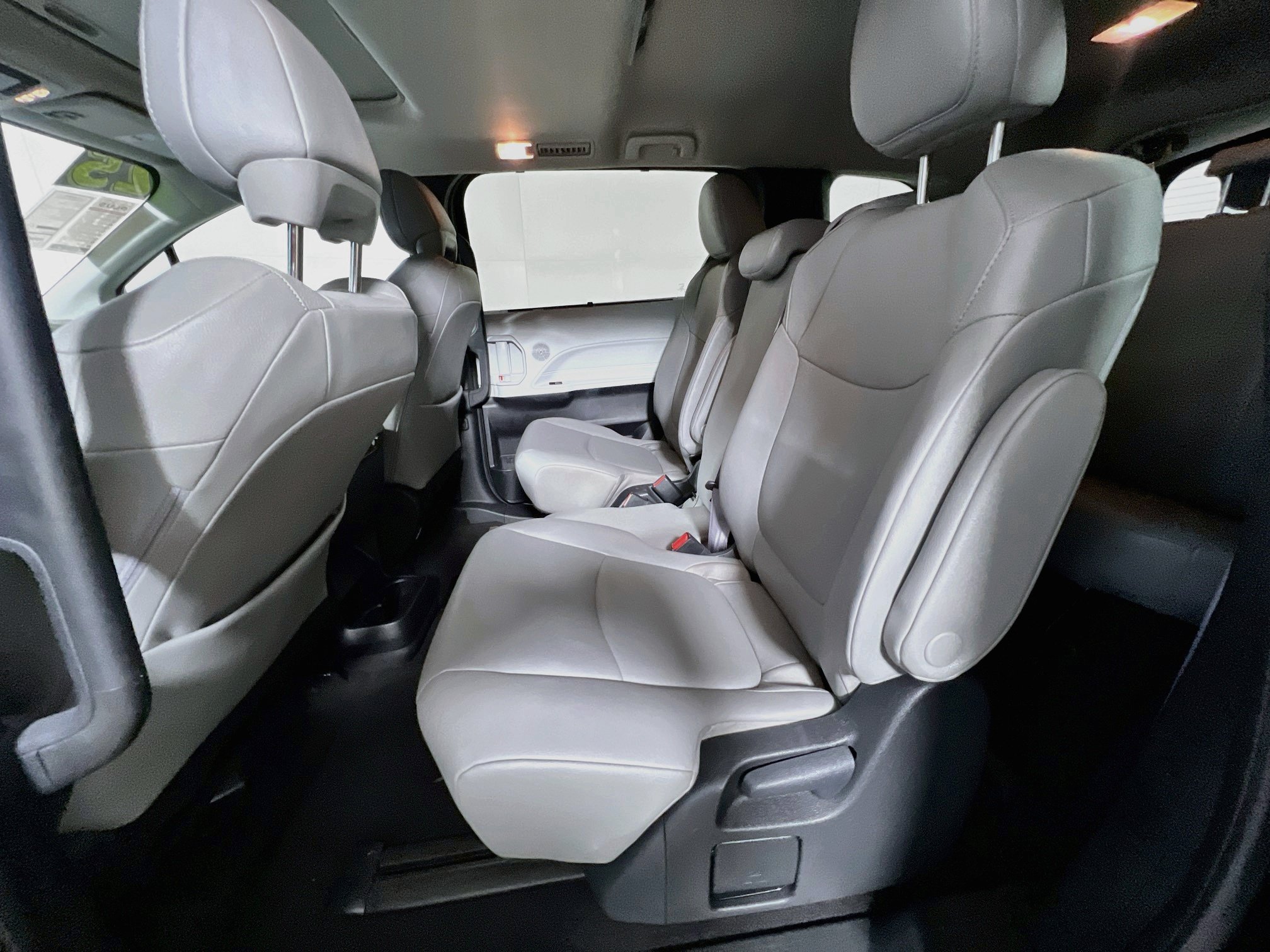 Used 2025 Toyota Sienna XLE FWD image 29