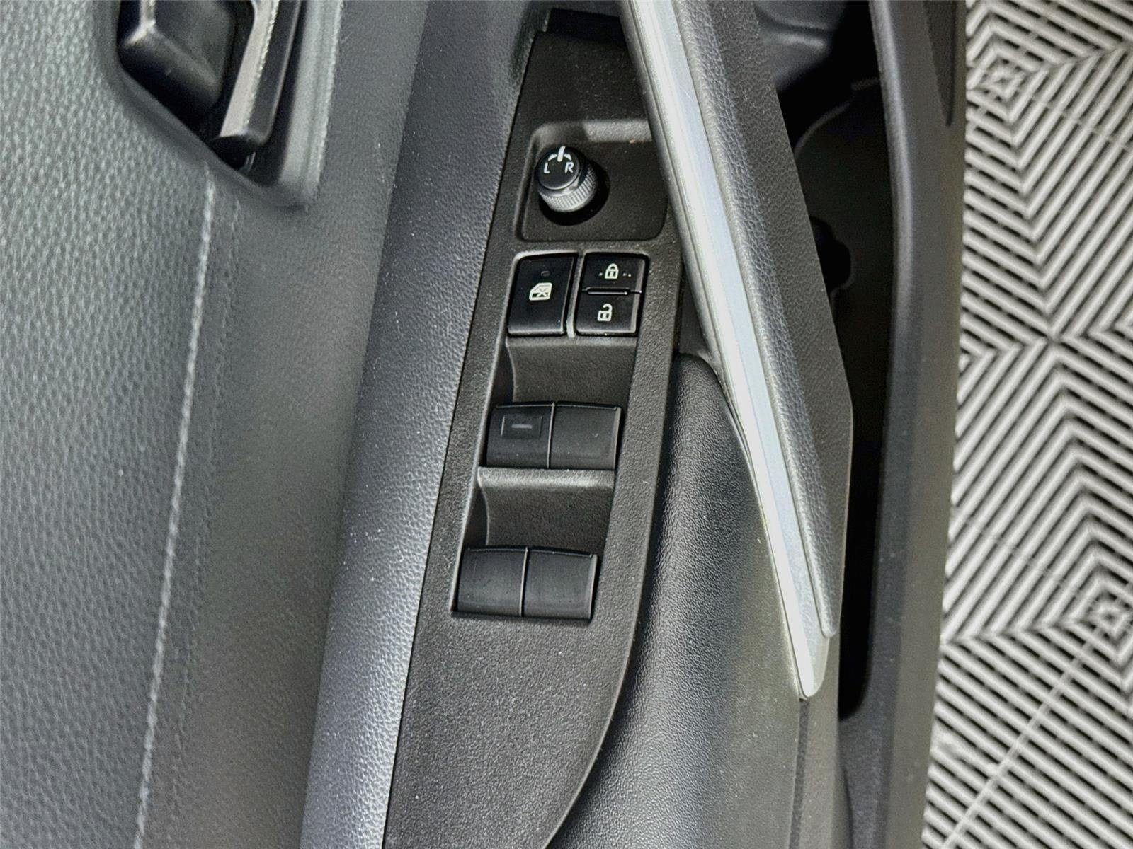 Used 2024 Toyota Corolla Cross AWD Hybrid image 19