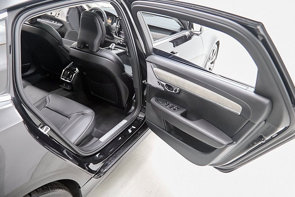 Certified 2023 Volvo S90 B6 Ultimate w/ Lounge Package image 31