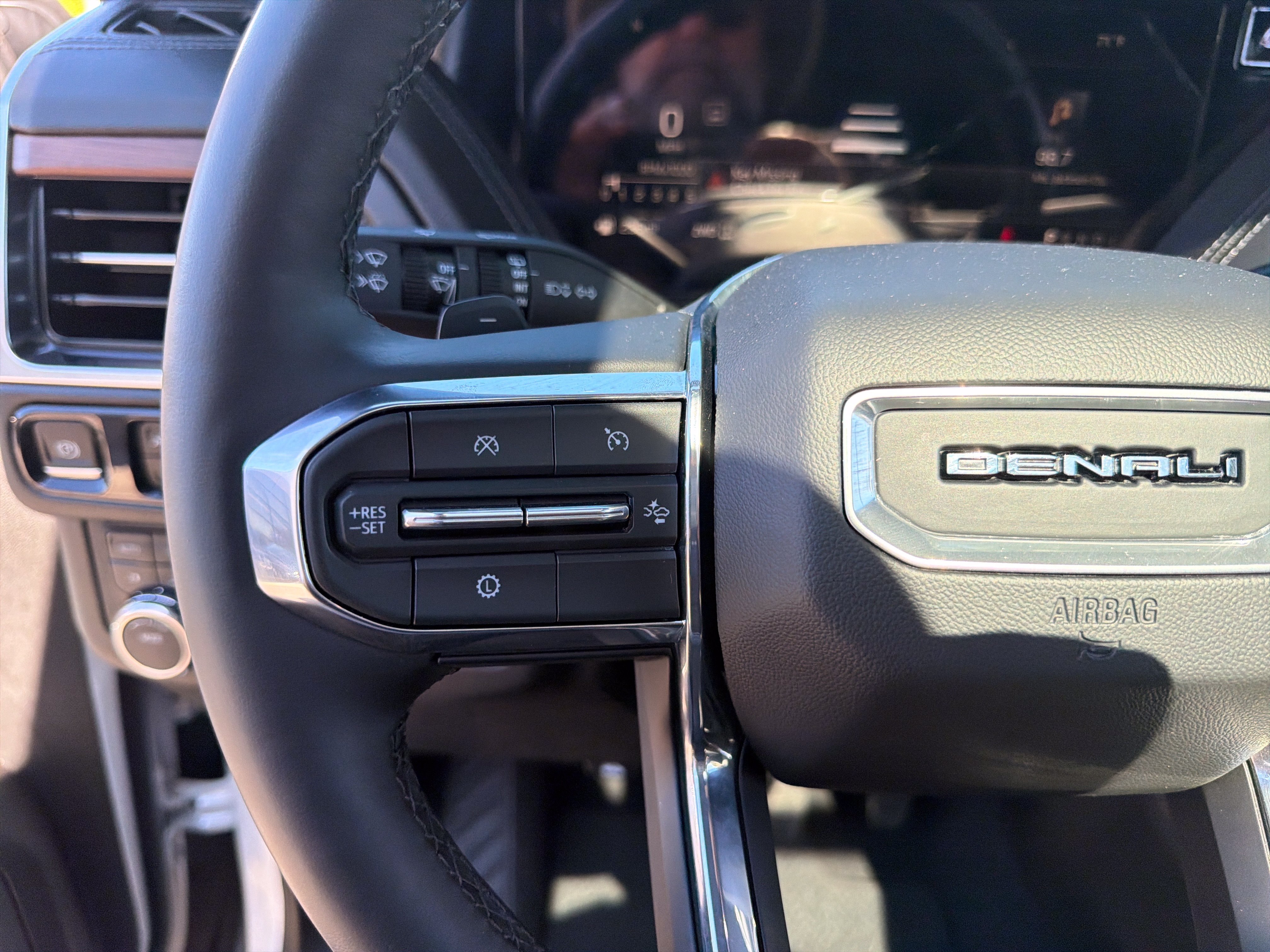 Used 2025 GMC Yukon Denali w/ Sun & Power Step Package AWD/4WD image 21