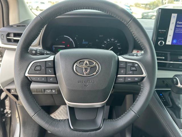Used 2025 Toyota Sienna XLE image 12