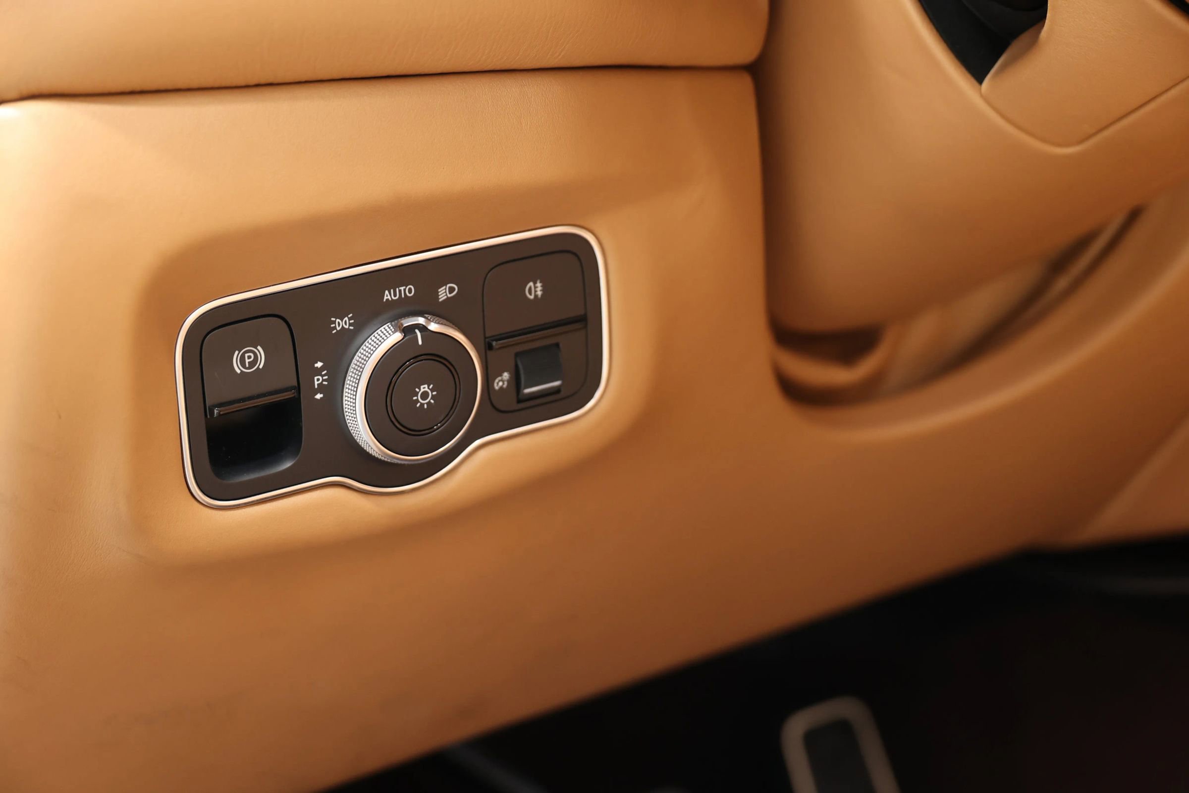 Used 2020 Aston Martin DB11 Volante image 24