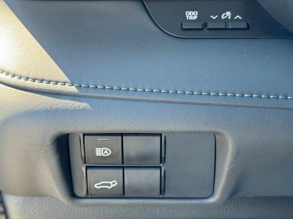 Used 2020 Toyota Highlander XLE AWD/4WD image 31