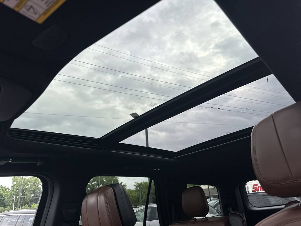 Certified 2025 Lincoln Navigator Reserve AWD/4WD image 16