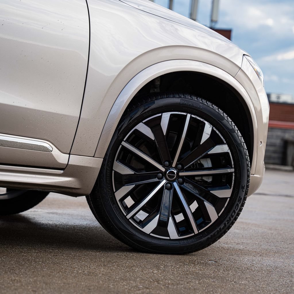 Certified 2025 Volvo XC90 T8 Plus w/ Protection Package Premier AWD/4WD image 7
