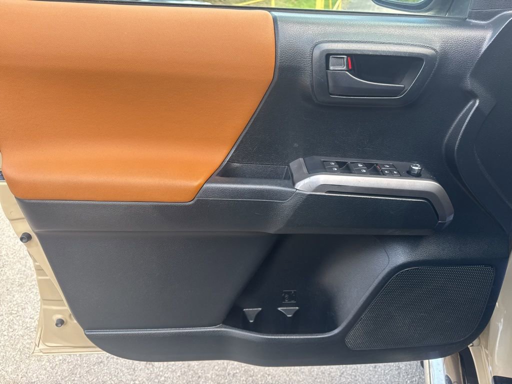 Used 2016 Toyota Tacoma SR5 w/ SR5 Appearance Package (SN) image 19