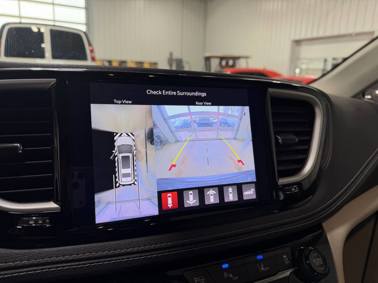 Used 2021 Chrysler Pacifica Touring-L FWD image 14