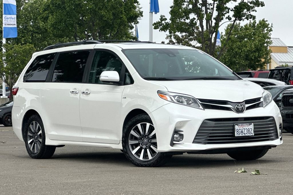 Used 2018 Toyota Sienna Limited AWD/4WD image 2
