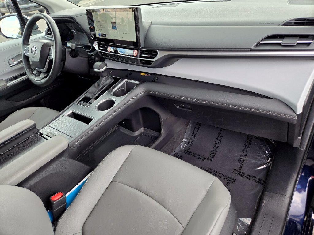 Used 2025 Toyota Sienna XLE FWD image 23
