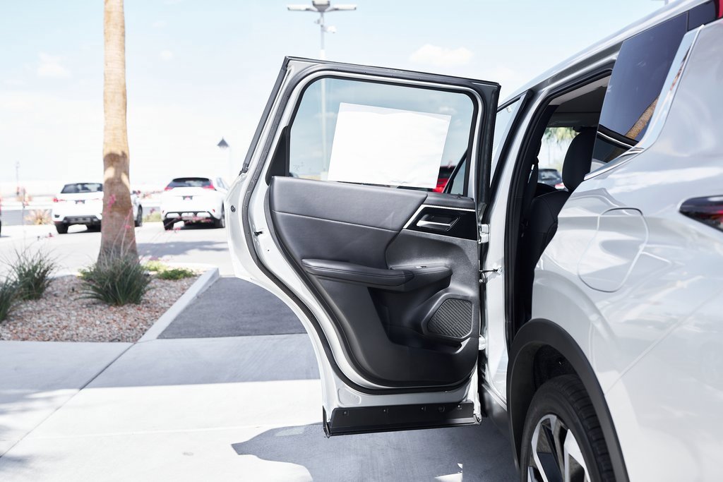 New 2025 Mitsubishi Outlander SE image 15