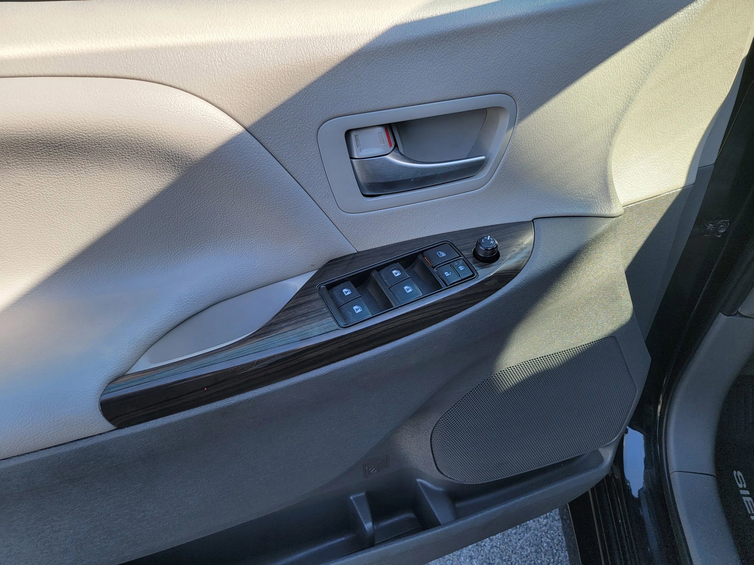 Used 2020 Toyota Sienna XLE w/ XLE Navigation Package AWD/4WD image 27