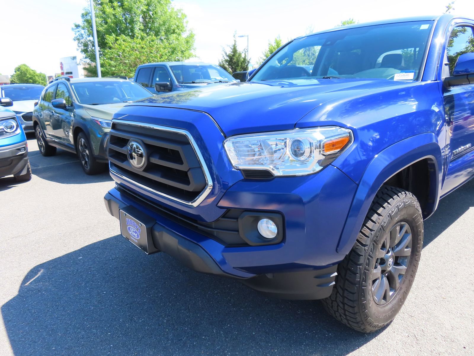 Used 2022 Toyota Tacoma SR5 AWD/4WD image 9