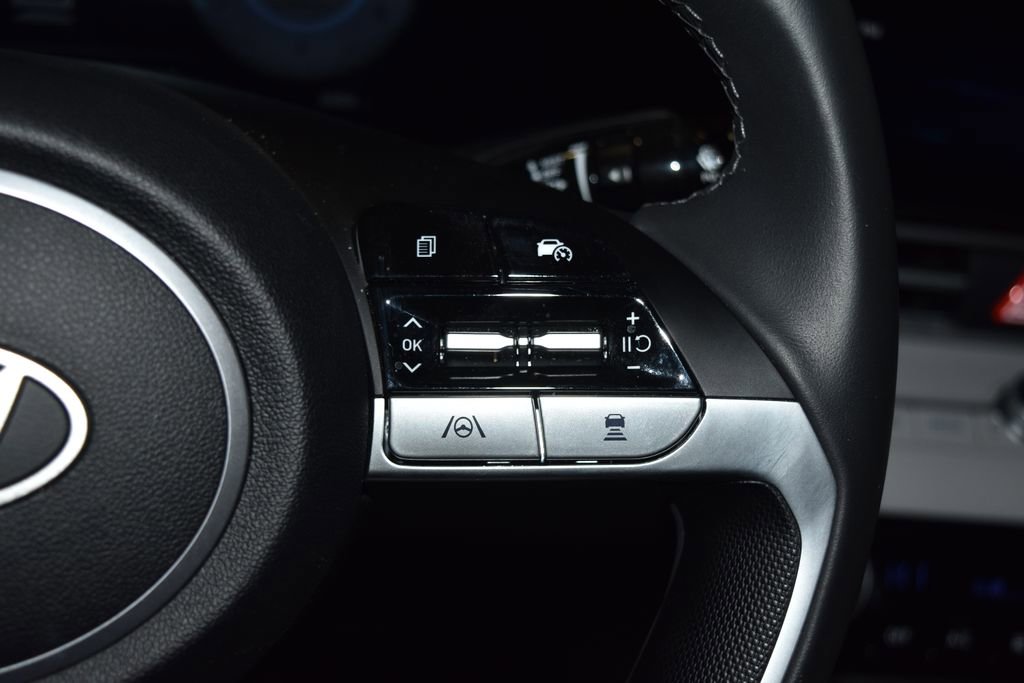 Used 2025 Hyundai Elantra Limited image 10