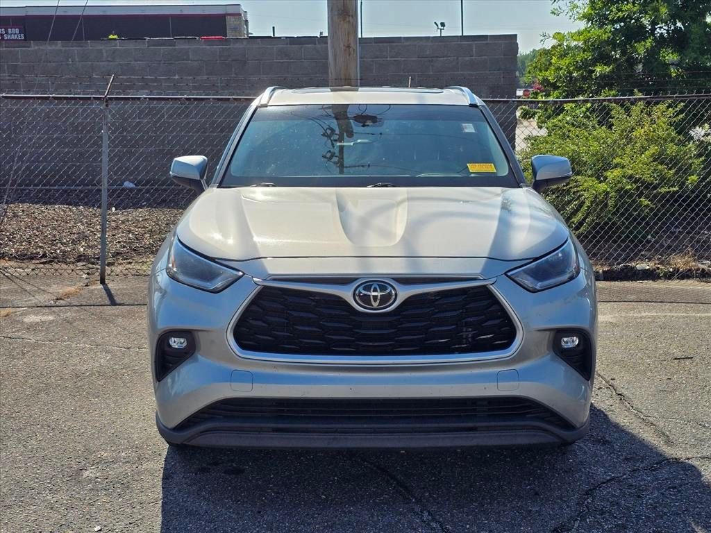 Used 2021 Toyota Highlander XLE AWD/4WD image 10