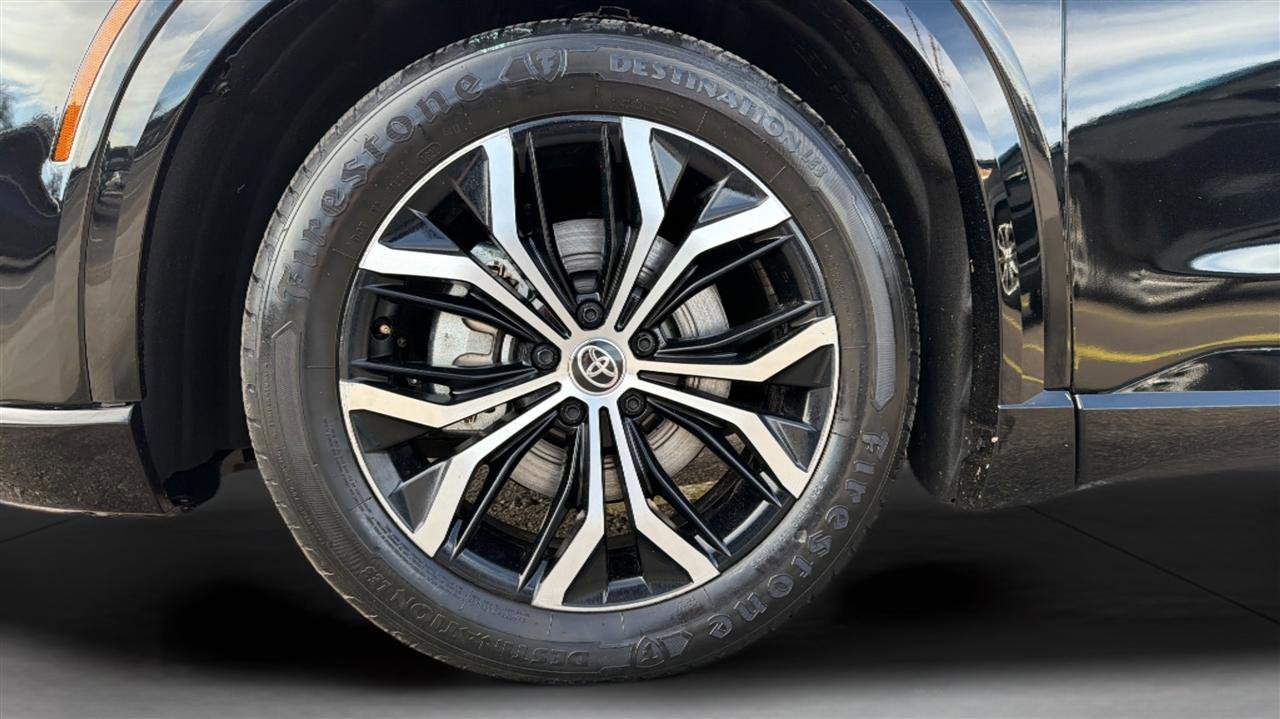 Used 2025 Toyota Crown Signia XLE AWD (Natl) image 37