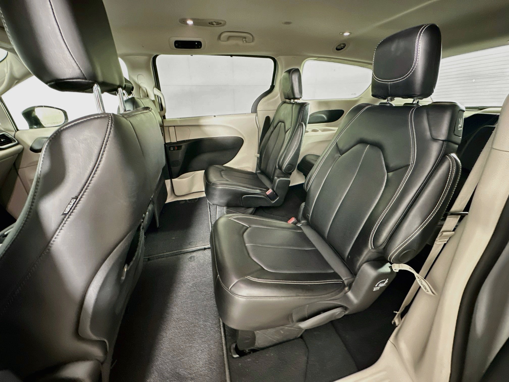 Used 2024 Chrysler Pacifica Touring-L FWD image 26