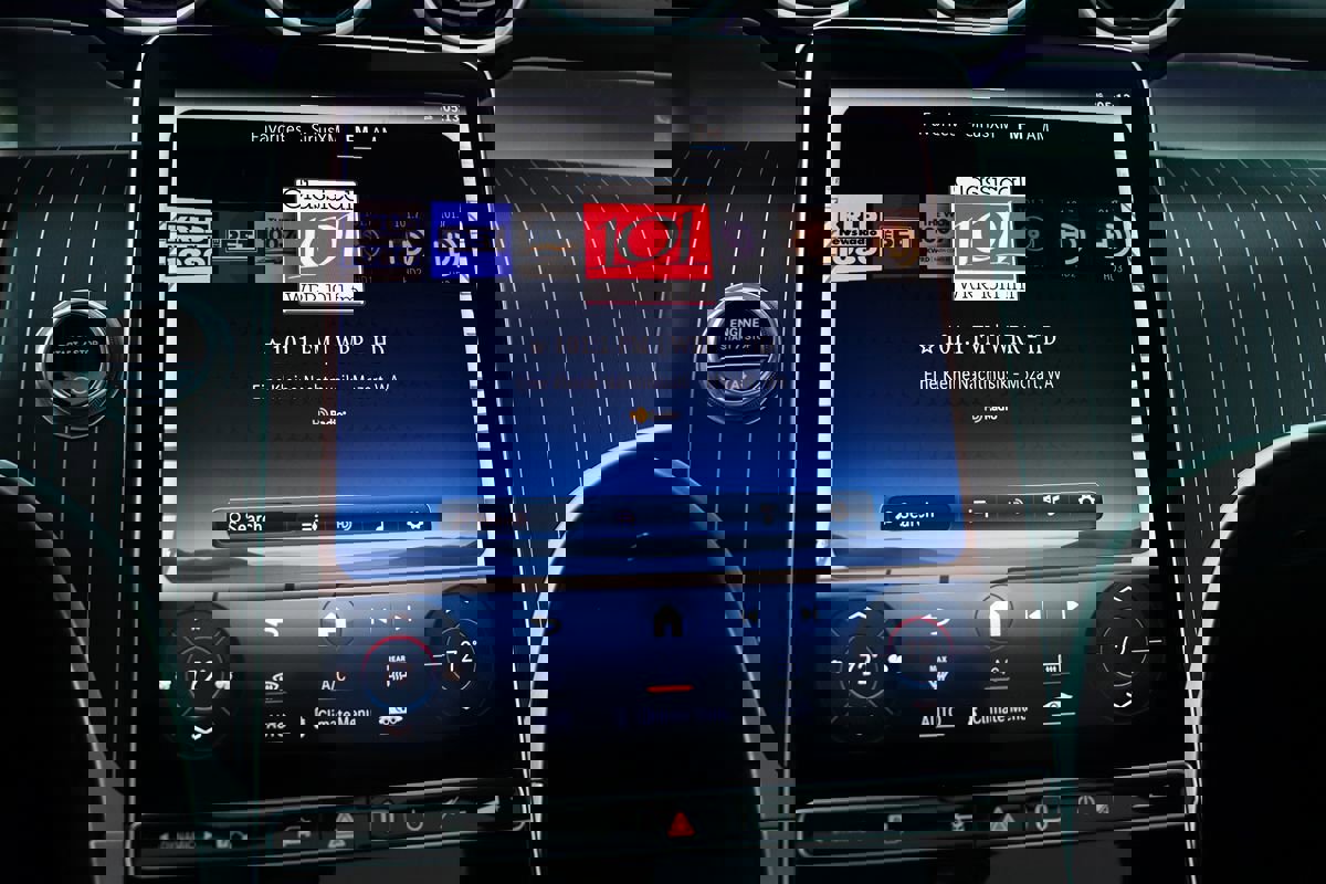 Used 2024 Mercedes-Benz GLC 300 4MATIC w/ AMG Line image 28