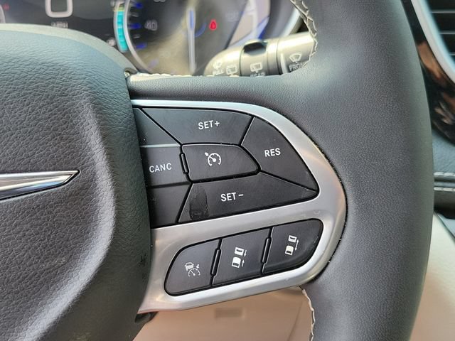Used 2023 Chrysler Pacifica Limited w/ Trailer Tow Group AWD/4WD image 15