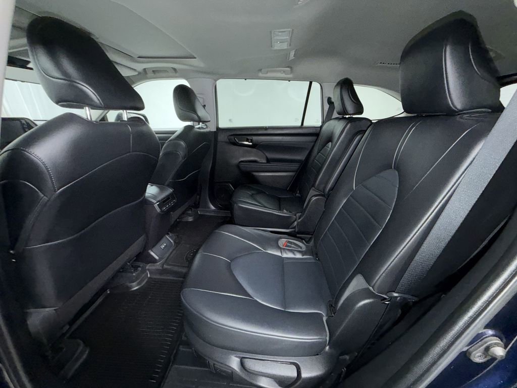 Used 2022 Toyota Highlander XLE image 12