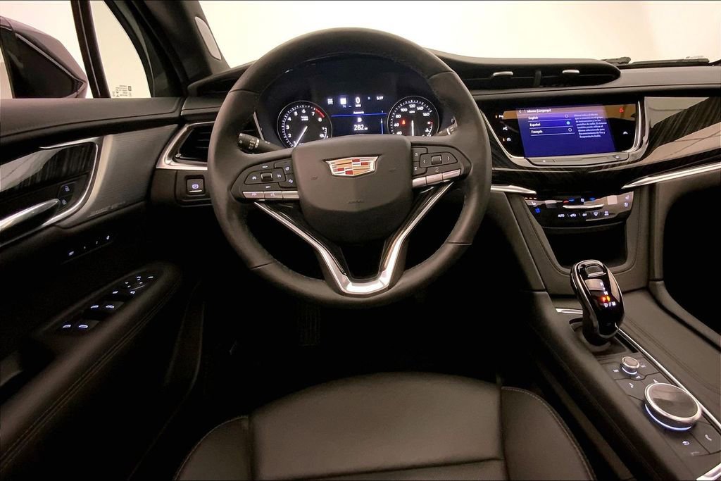 Used 2023 Cadillac XT6 Premium Luxury w/ Technology Package AWD/4WD image 4