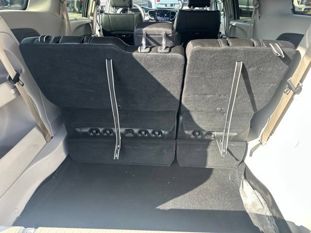 Used 2024 Chrysler Pacifica Touring-L FWD image 17