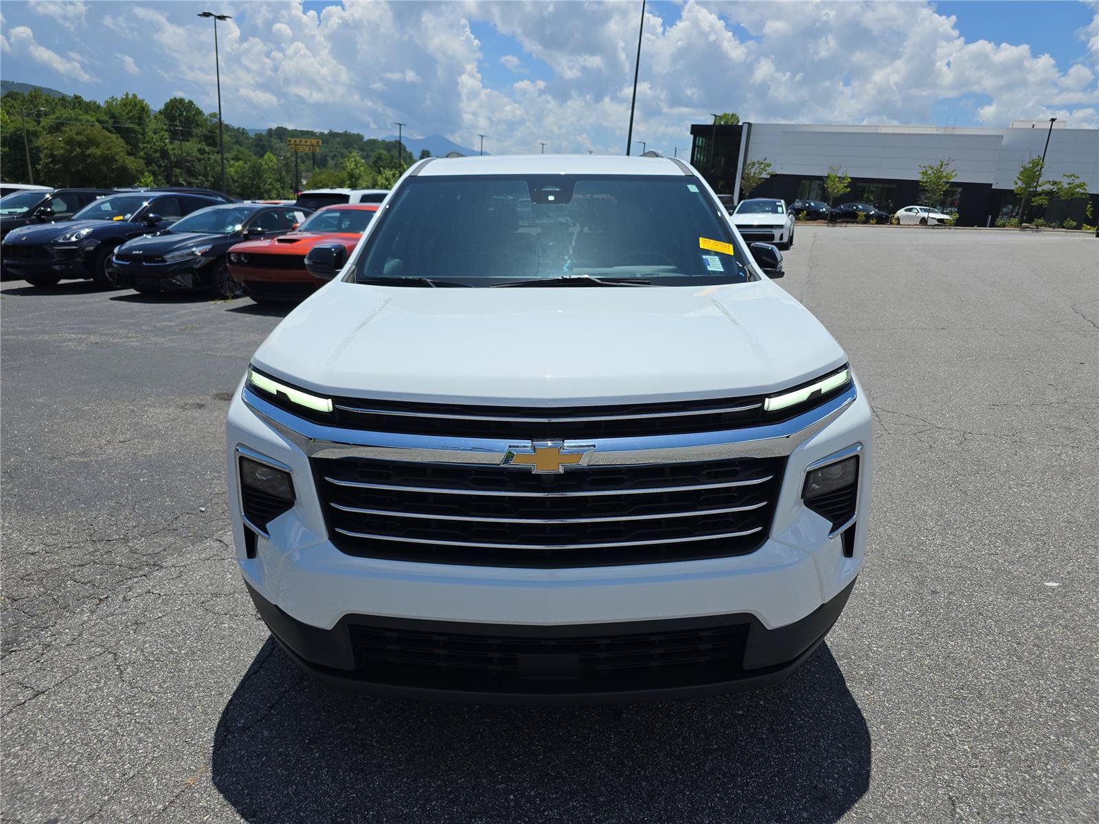 Used 2025 Chevrolet Traverse LT FWD image 8