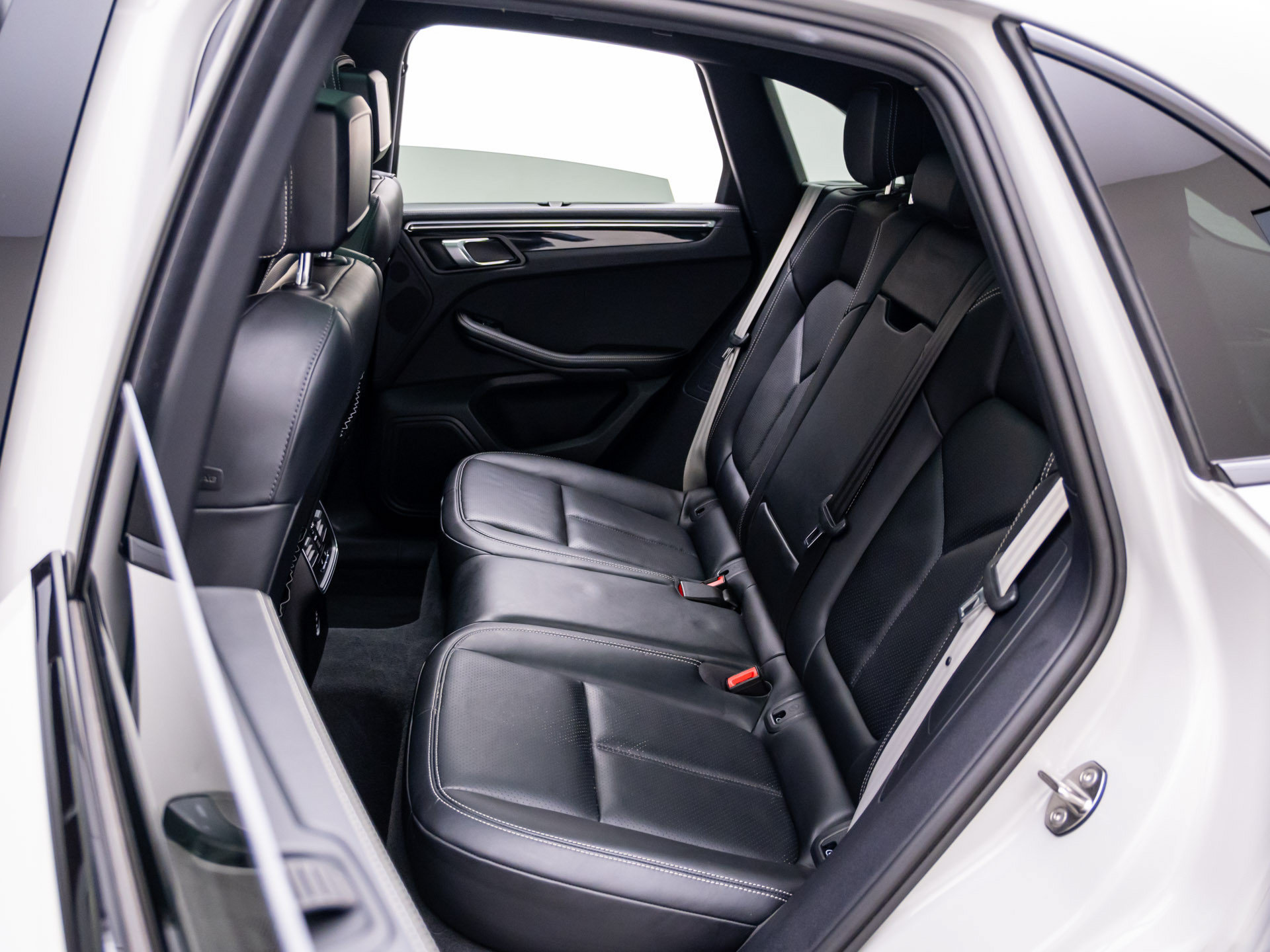 Certified 2023 Porsche Macan S AWD/4WD image 17