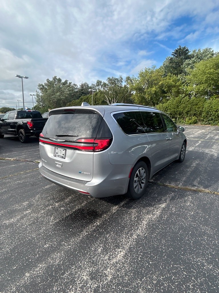 Used 2021 Chrysler Pacifica Touring-L FWD image 21