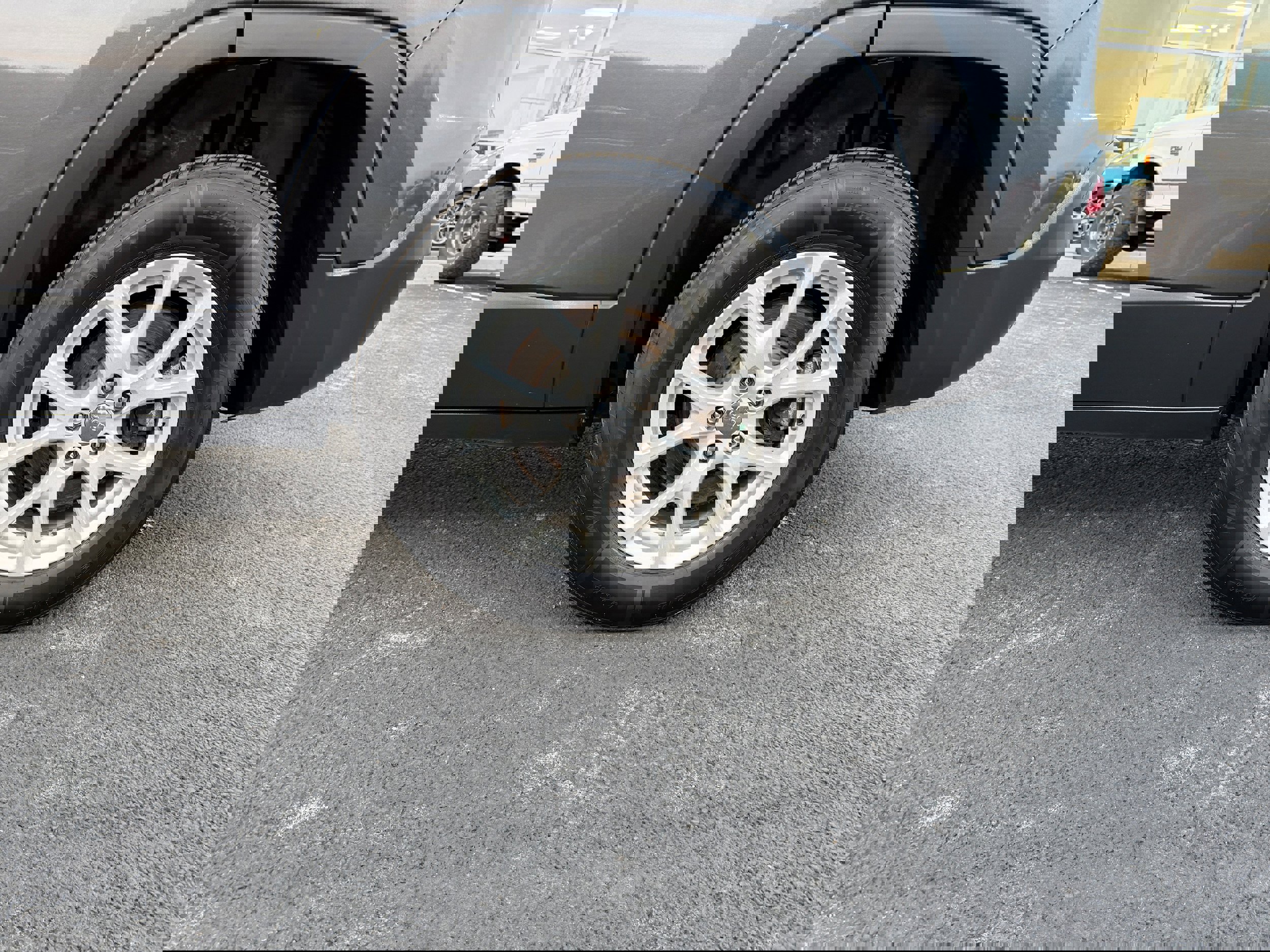 Used 2015 Jeep Cherokee Latitude w/ Cold Weather Group image 10