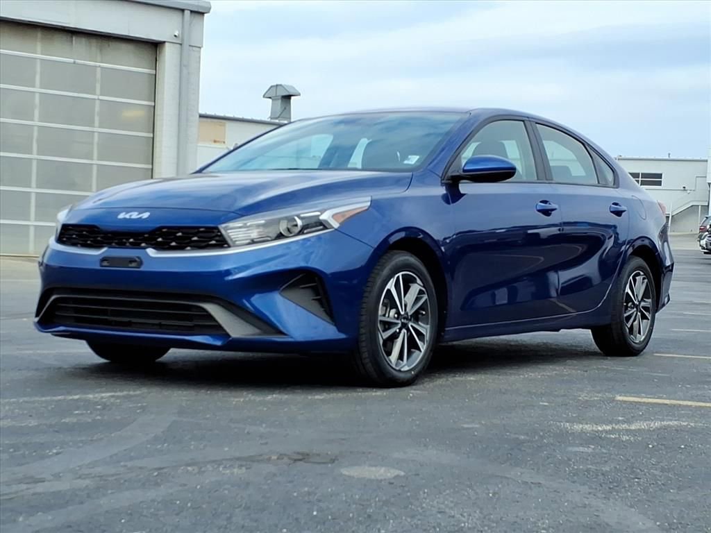 Used 2023 Kia Forte LXS image 2