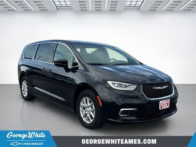 Used 2025 Chrysler Pacifica Select FWD image 1