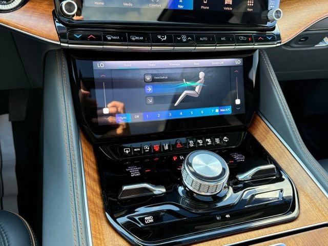 Used 2023 Jeep Grand Wagoneer Series III AWD/4WD image 22