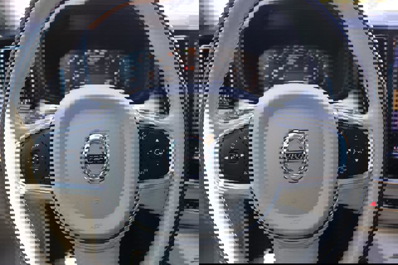 Used 2018 Volvo XC60 T6 Momentum w/ Convenience Package image 23