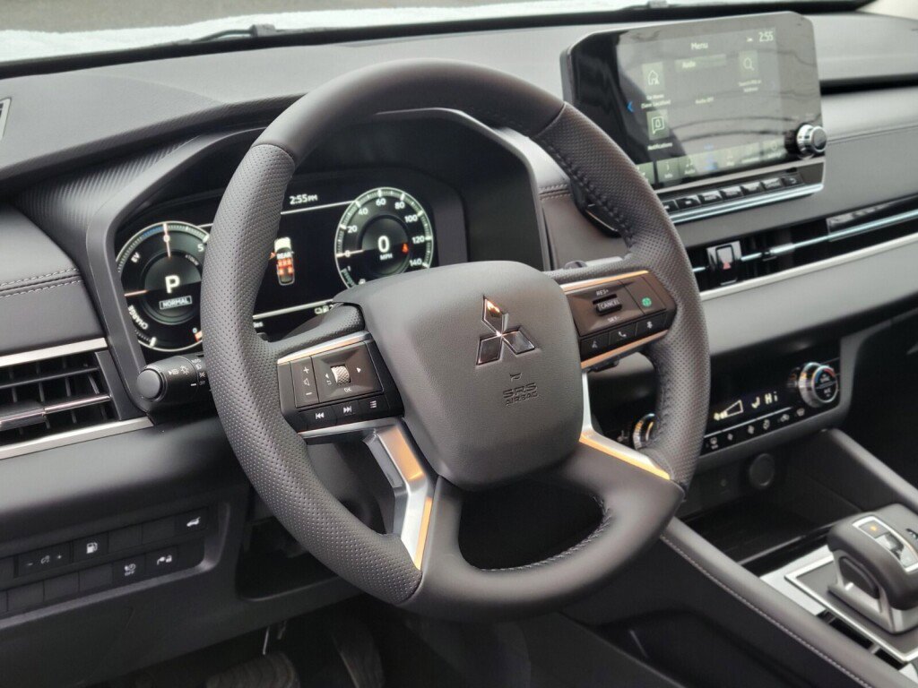 New 2025 Mitsubishi Outlander SE image 18