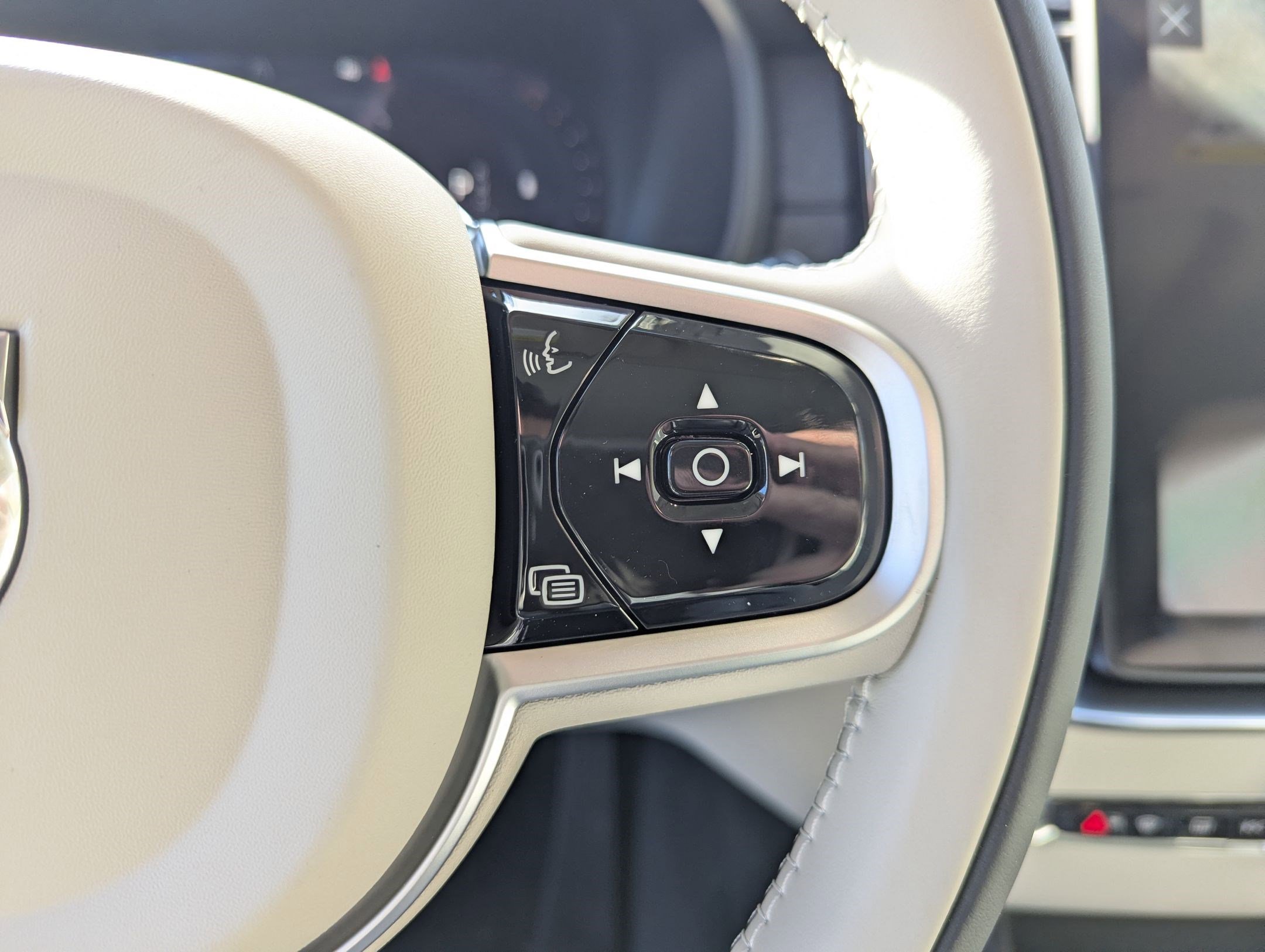 New 2026 Volvo XC90 B6 Ultra w/ Protection Package image 12