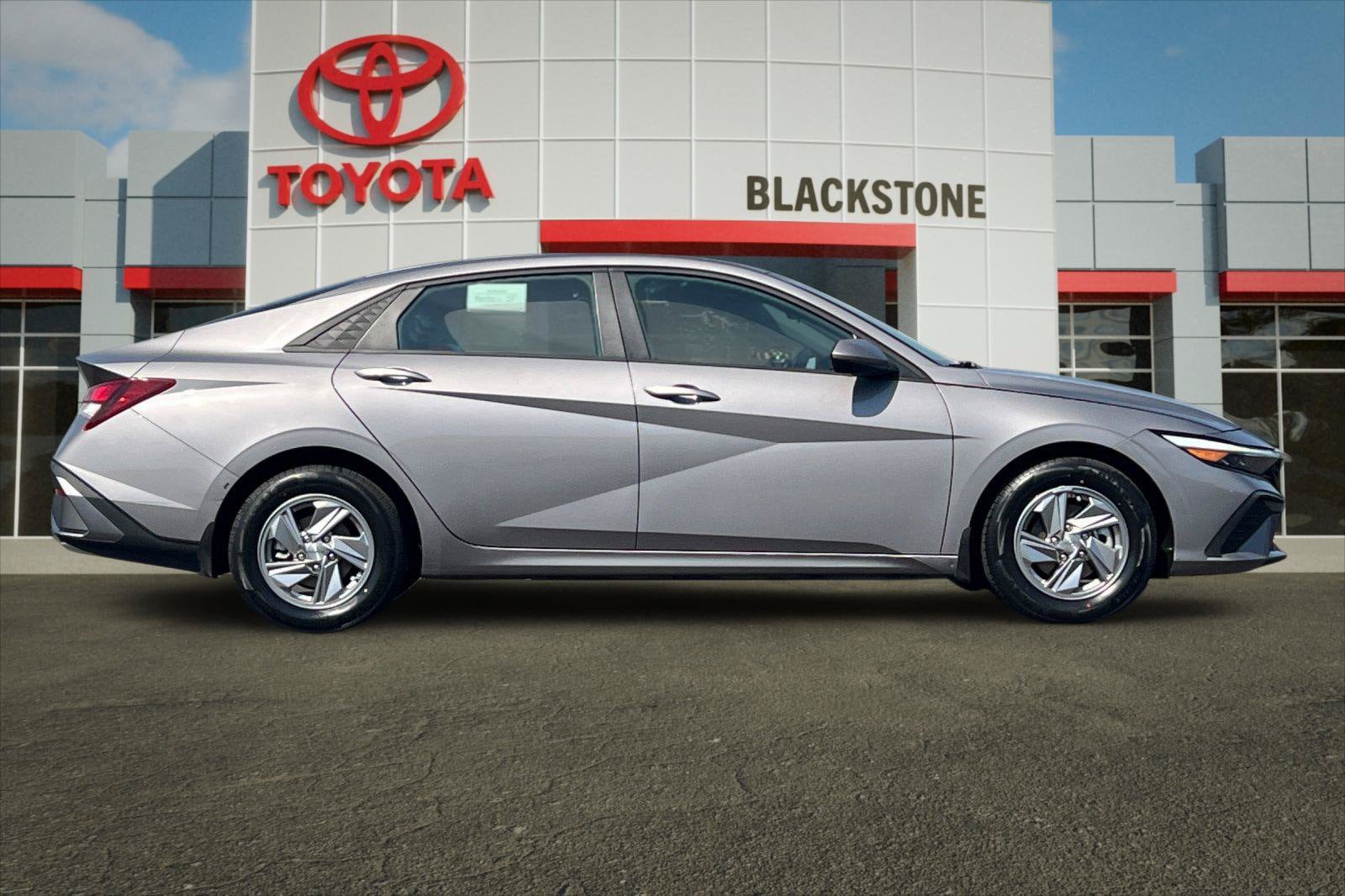 Used 2024 Hyundai Elantra SE FWD image 2