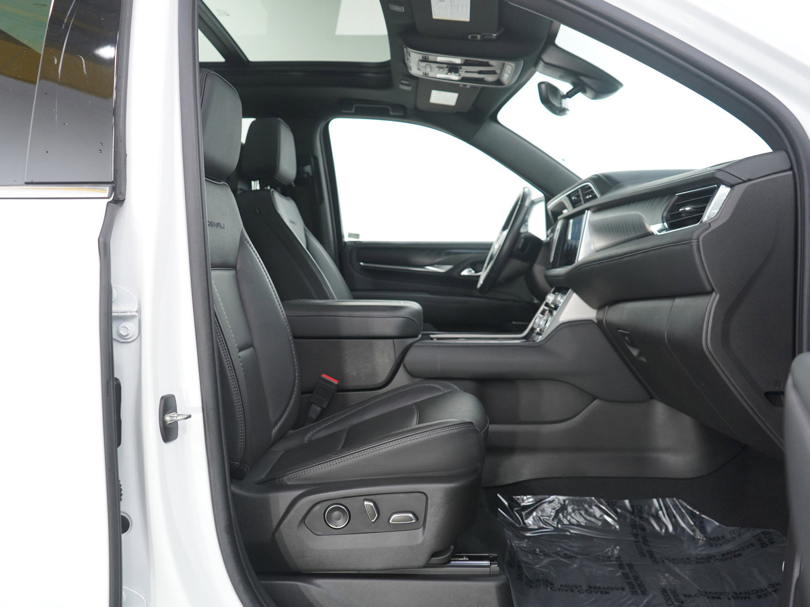 Used 2021 GMC Yukon Denali w/ Denali Premium Package image 11