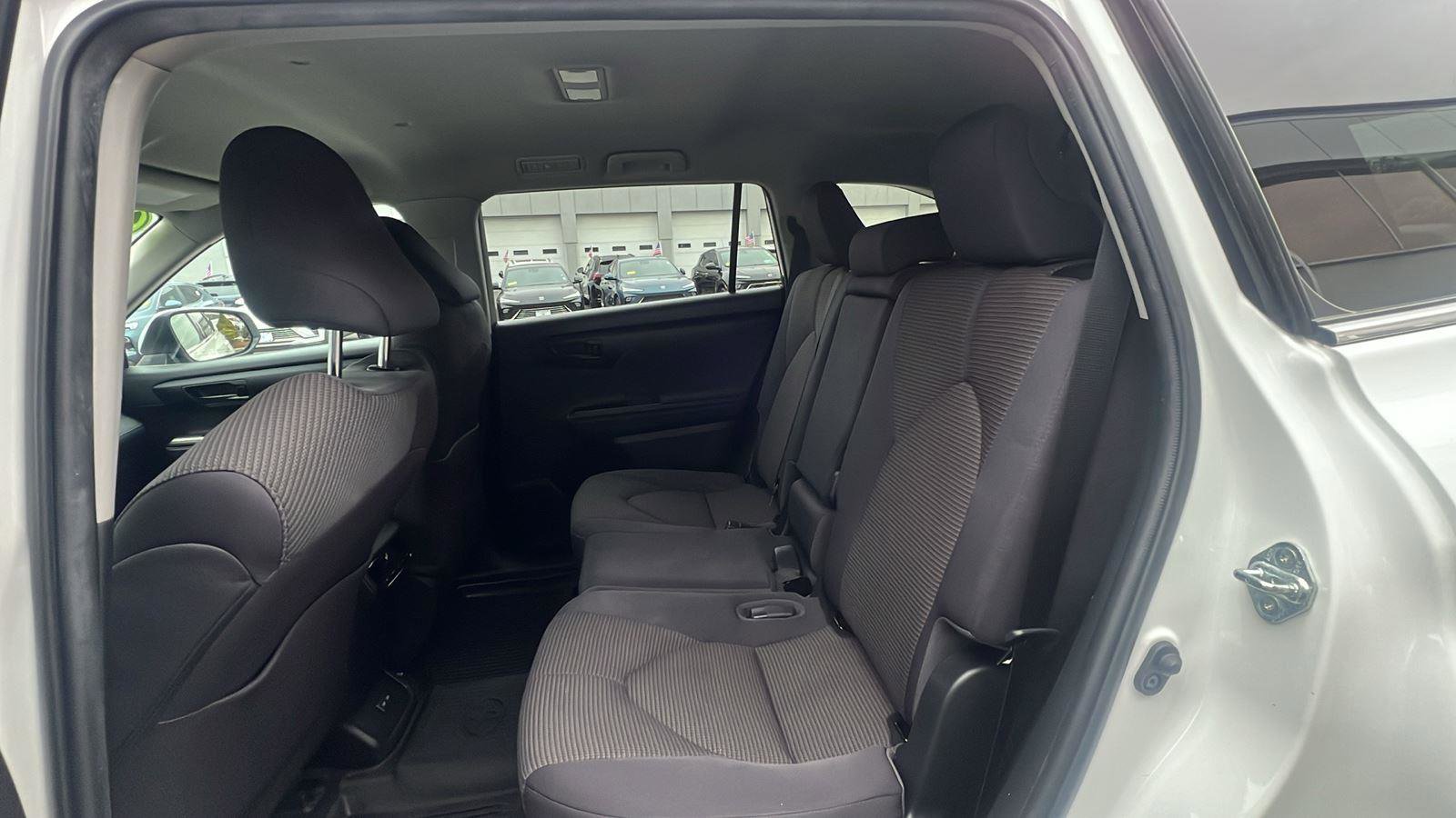 Used 2022 Toyota Highlander LE AWD/4WD image 26
