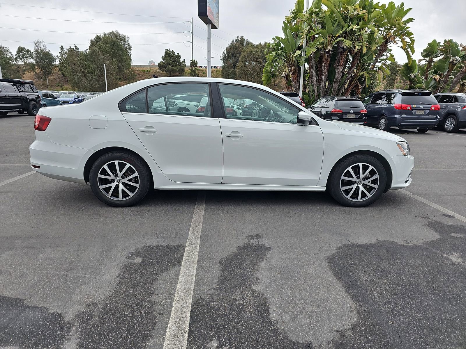 Used 2017 Volkswagen Jetta SE FWD image 4