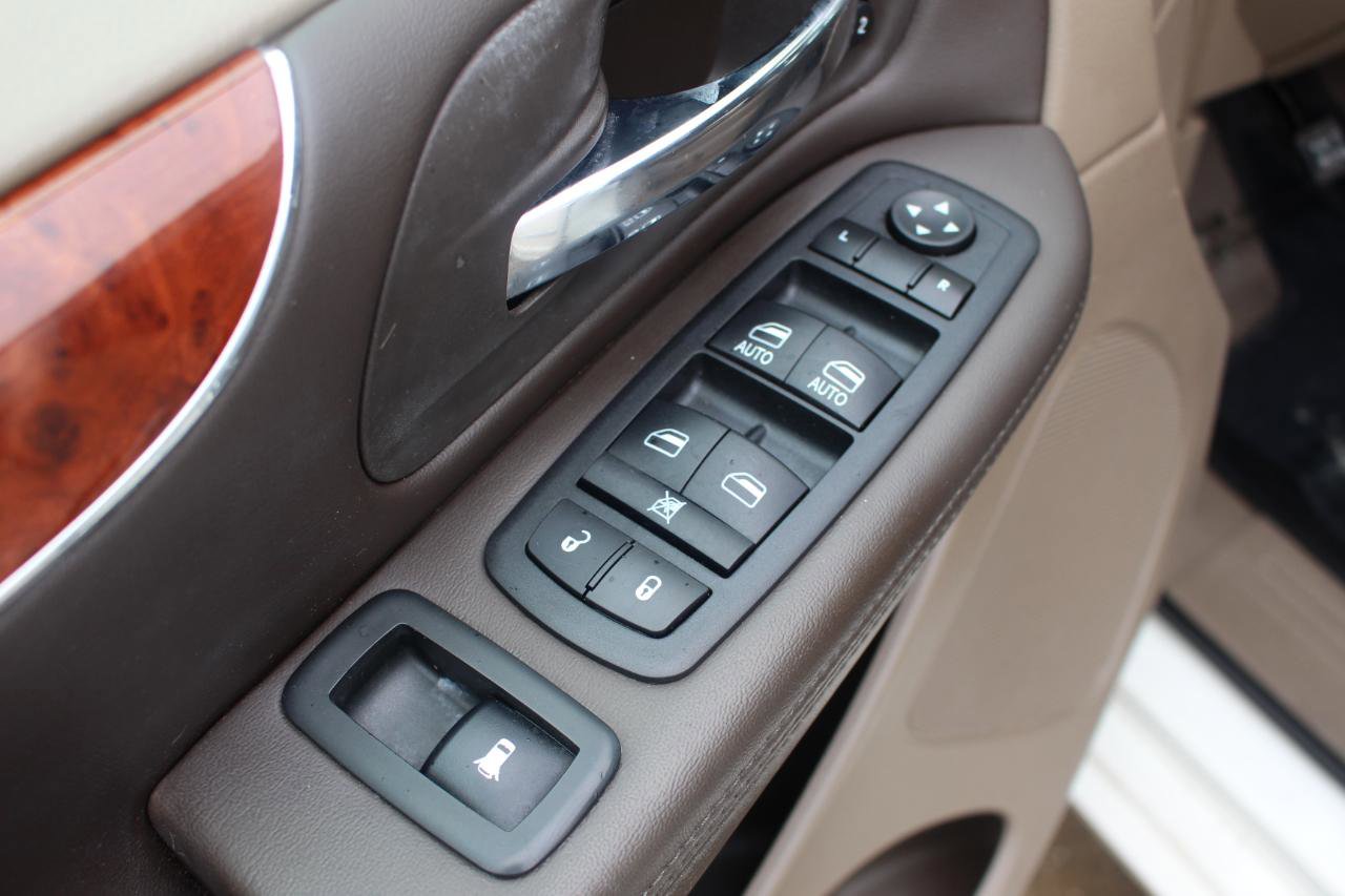 Used 2013 Chrysler Town & Country Limited w/ Trailer Tow Group FWD image 12